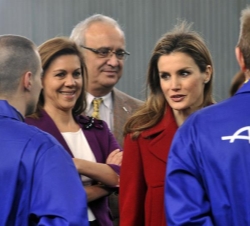Doña Letizia junto a la presidenta de la Junta de Comunidades de Castilla-La Mancha, María Dolores de Cospedal, conversa con dos alumnos perteneciente